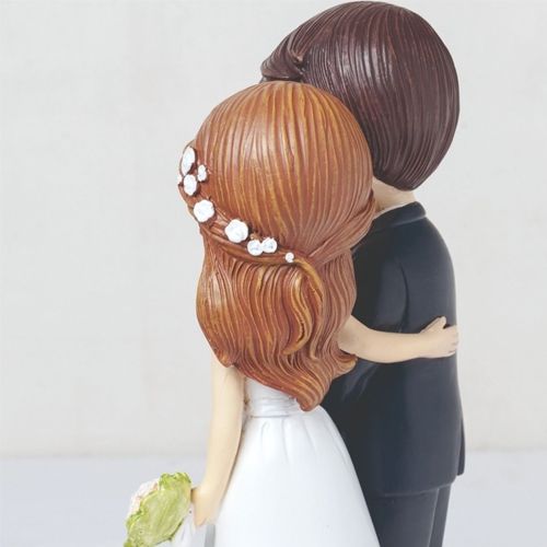 detalle en el pelo de la novia  figura tarta novios